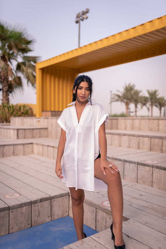 A classic short sleeved shirt made with side zipper detailing and soft pleats at the back