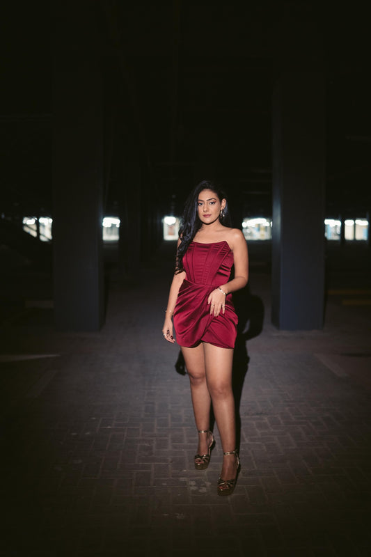 Buy a trendy corset dress with steep high points in Dubai