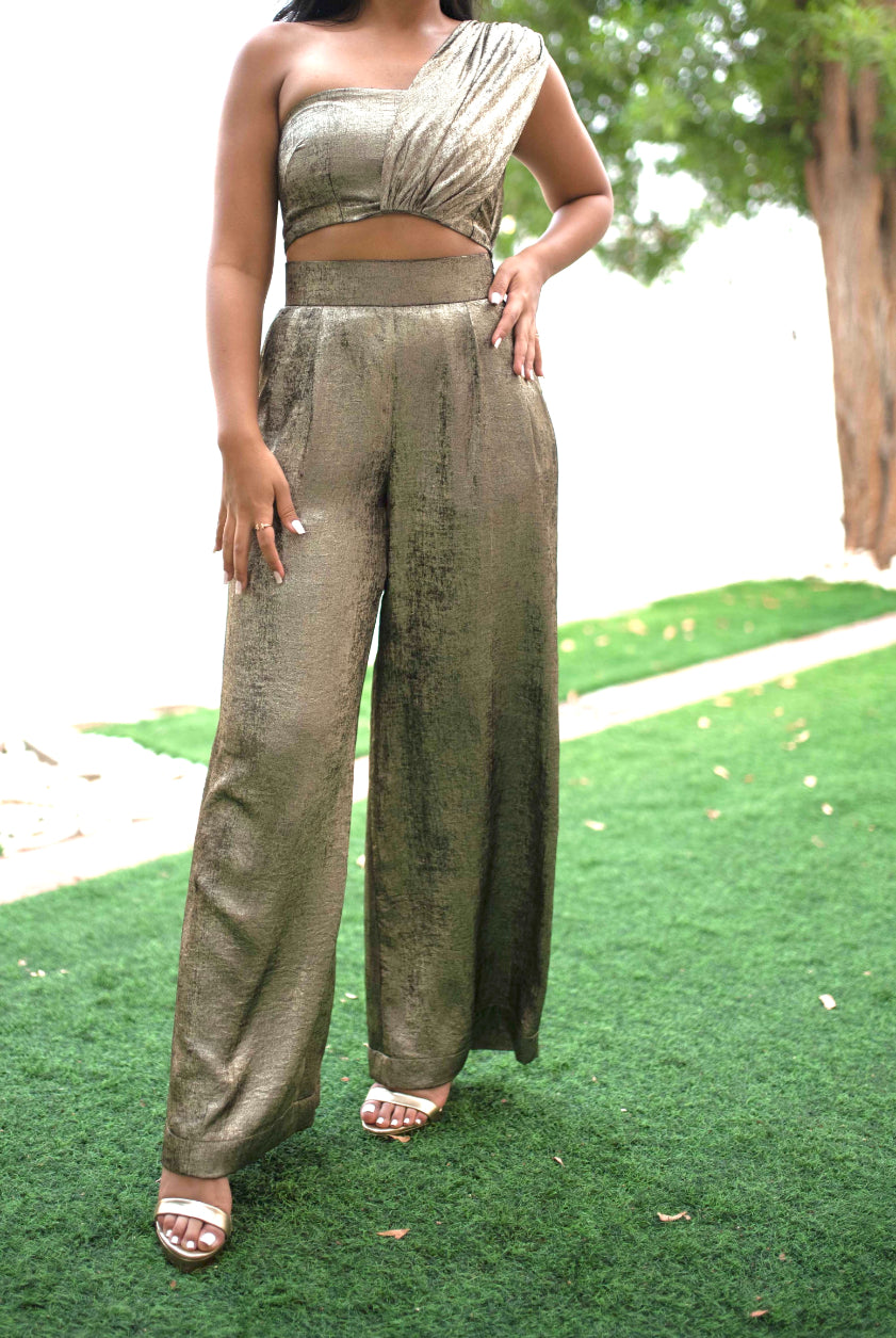 Girl posing in a grey coloured women's sets clothing made in shimmer crepe